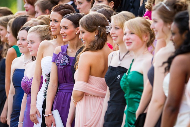 Abiturientinnen beim Abiball vor der Stadthalle in Wuppertal