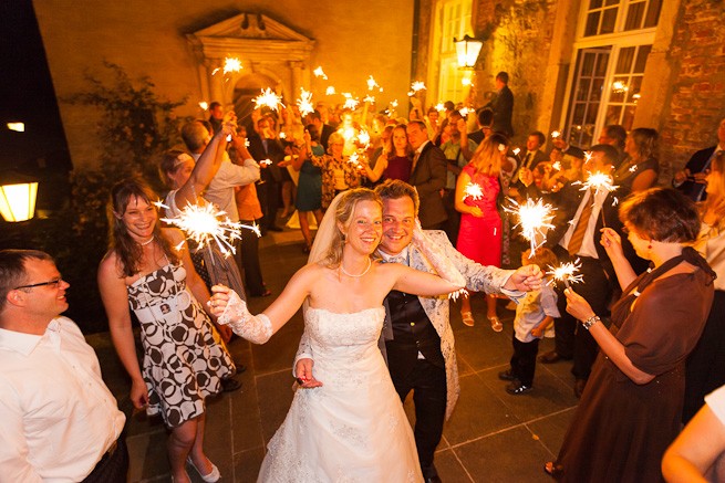 Hochzeit mit Wunderkerzen beim Tanz