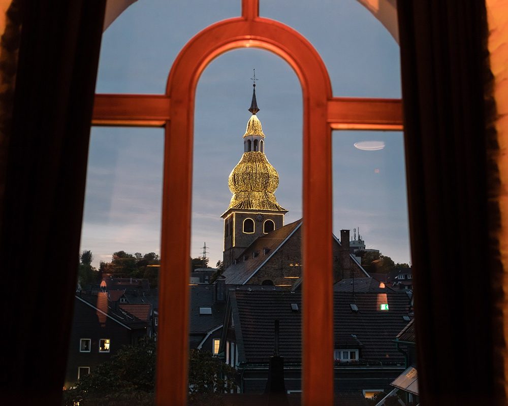 Ausblick Klosterkirche läuchtendes Dach Romantisch