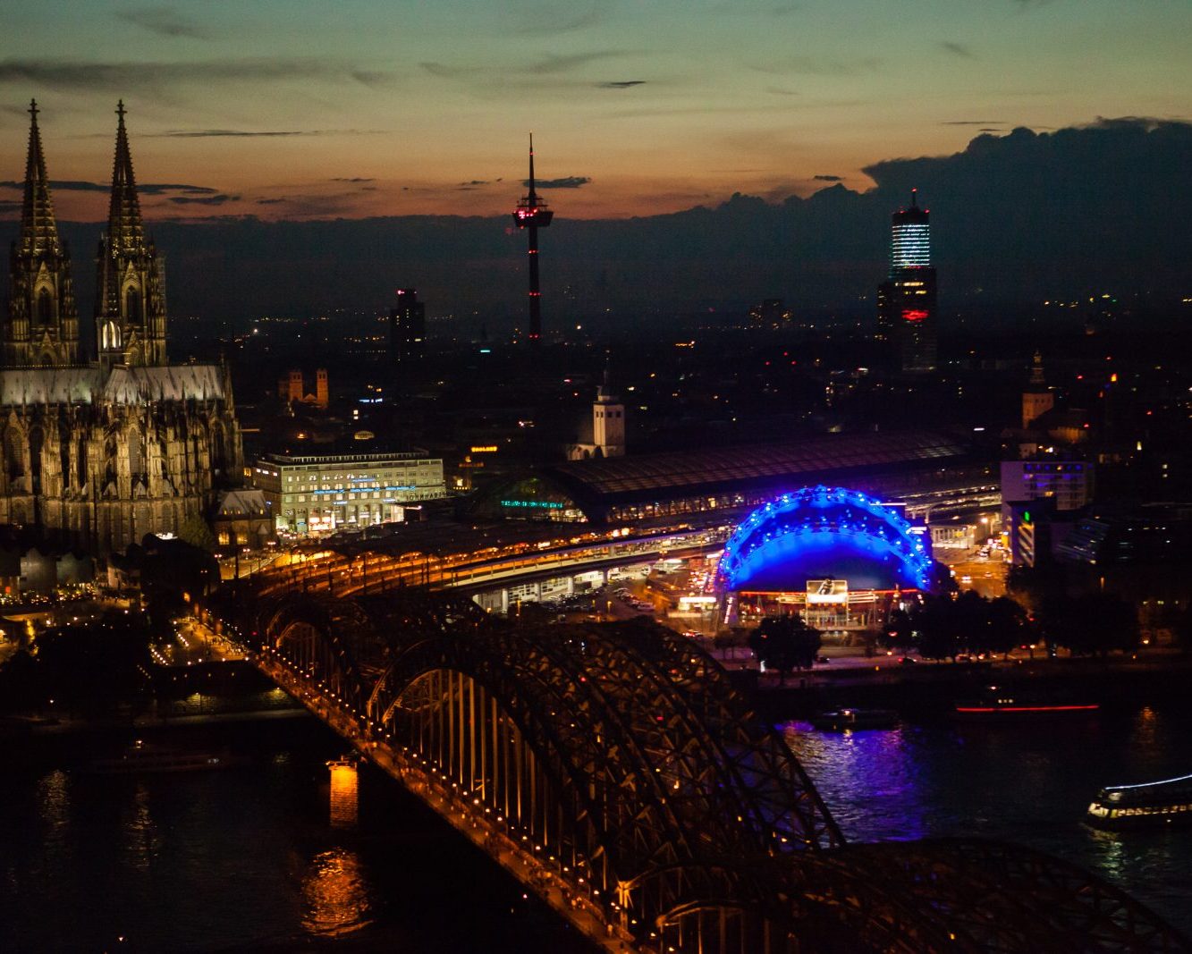 Köln Sky Dom bei Nacht