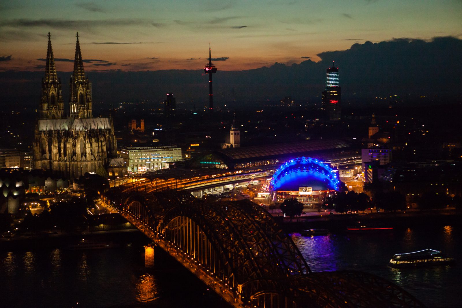 Köln Sky Dom bei Nacht