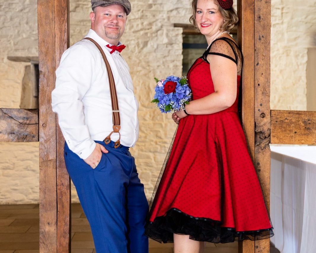 hochzeitspaar im martfeld schwelm blau rot weiss laessig