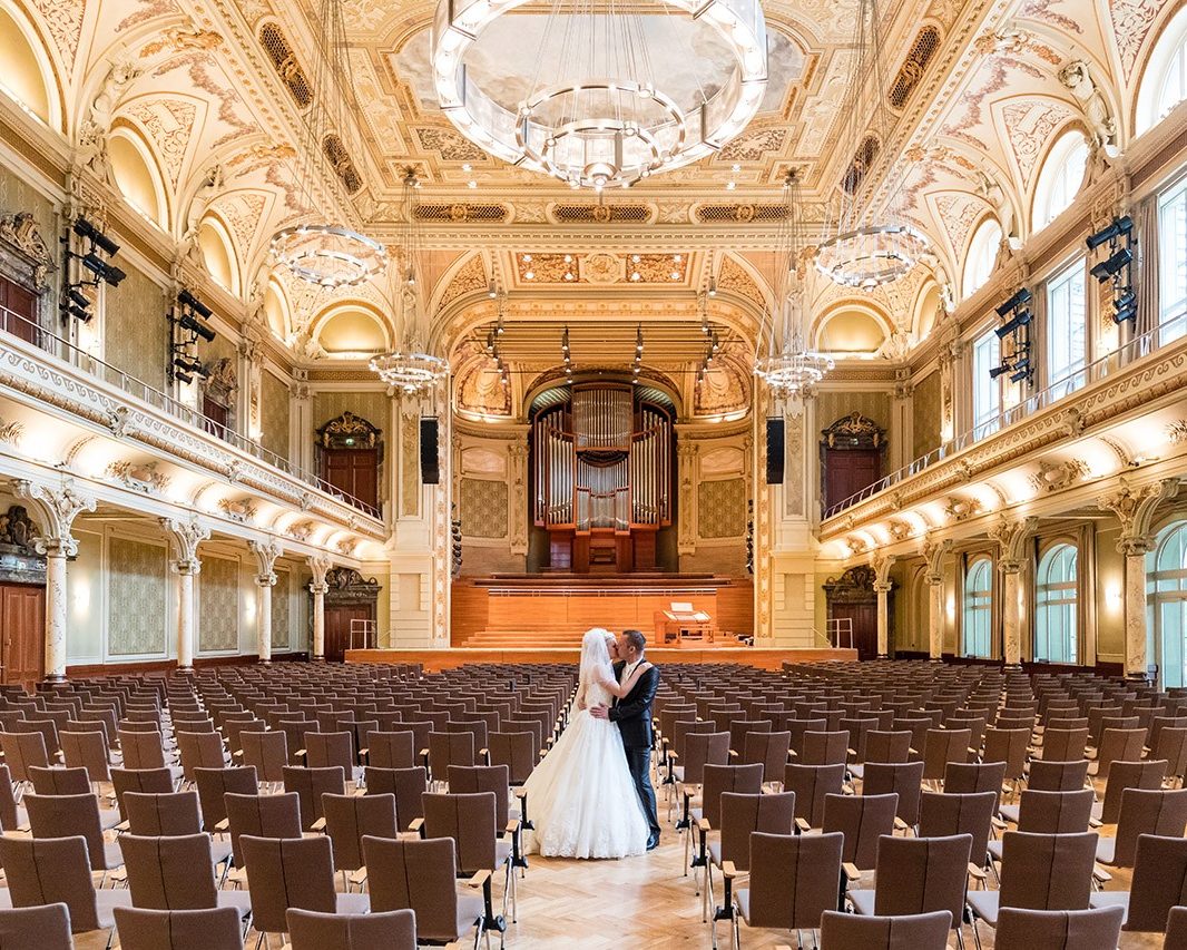 stadthalle wuppertal hochzeit kuss brautpaar