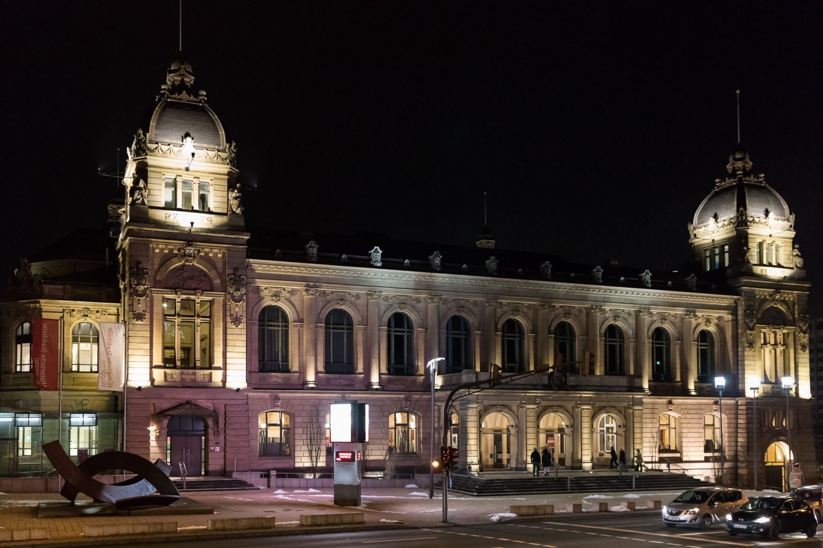 stadthalle wuppertal von außen bei nacht