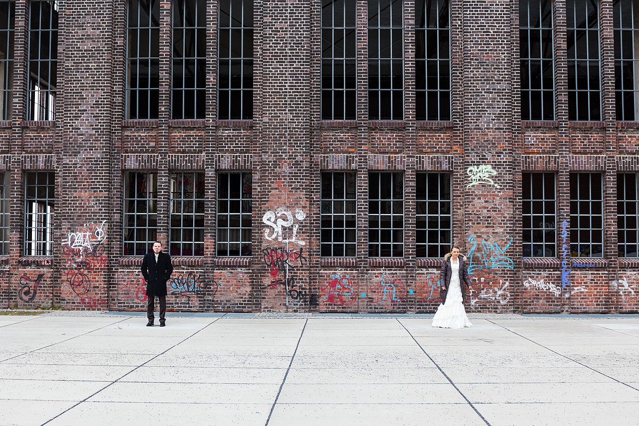 Hochzeitsfotos vor Graffiti