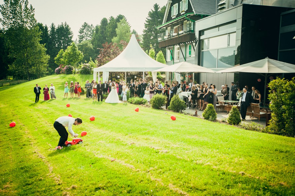 Hochzeitsspiel mit Ballons im Freien