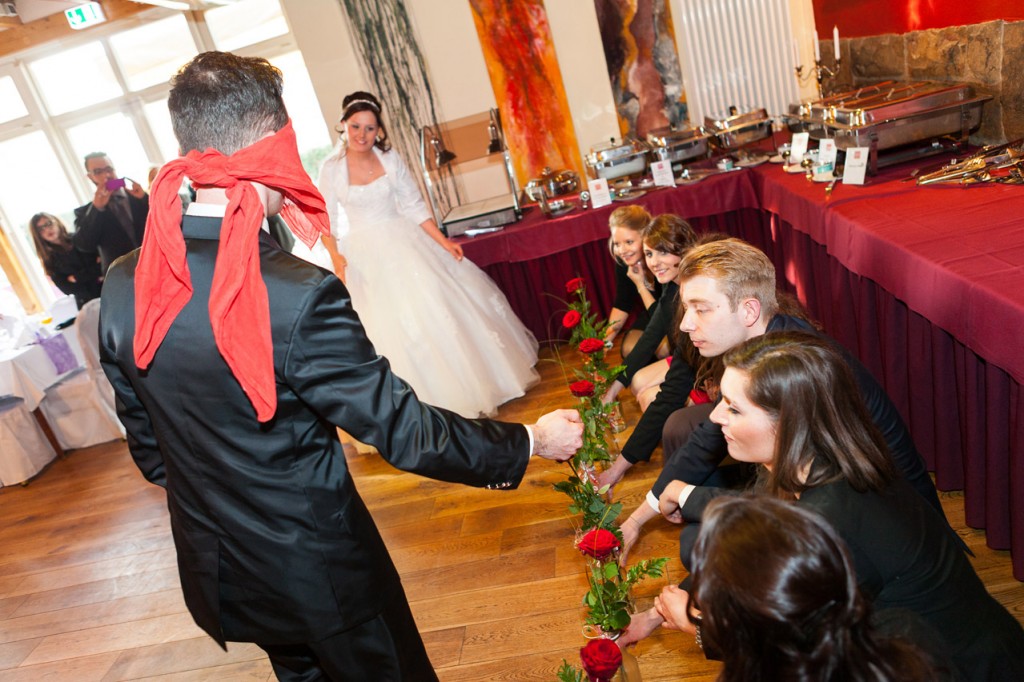 Rosensammeln als Spiel auf der Hochzeit