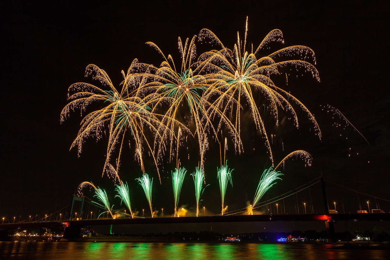 Brilliante Feuerwerkskörper beim Ruhrorter Hafenfest