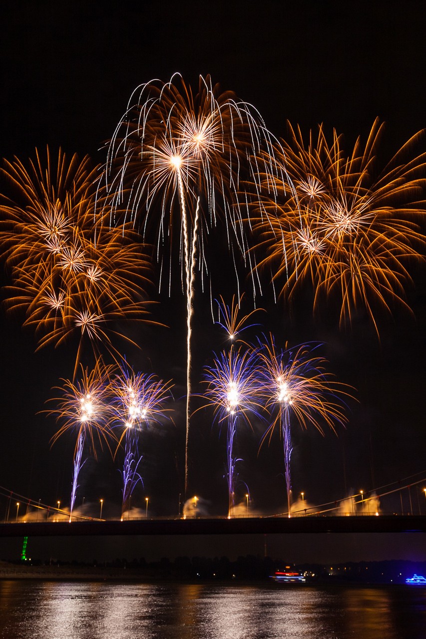 Feuerwerk über dem Rhein in Duisburg