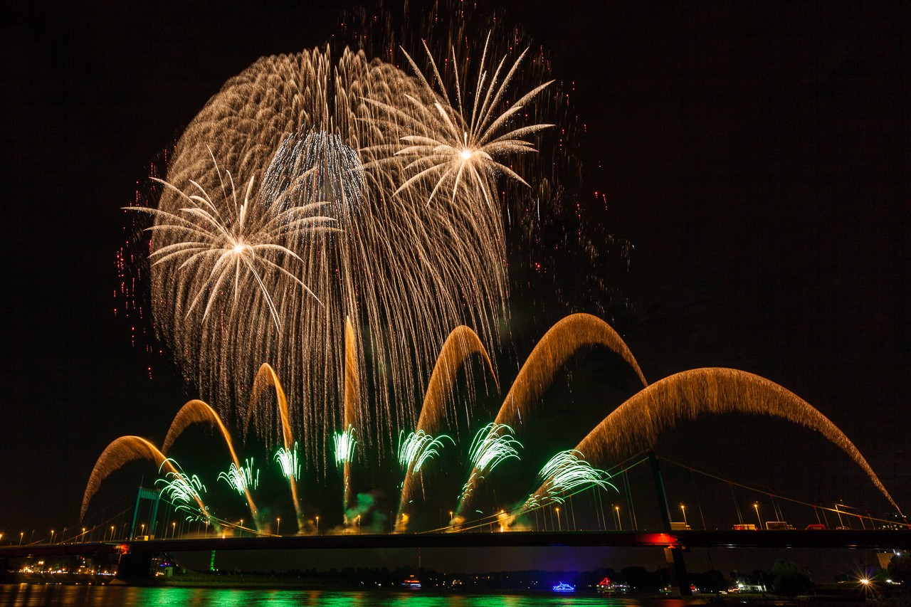 Großes Feuerwerk Ruhrort in Duisburg 2013