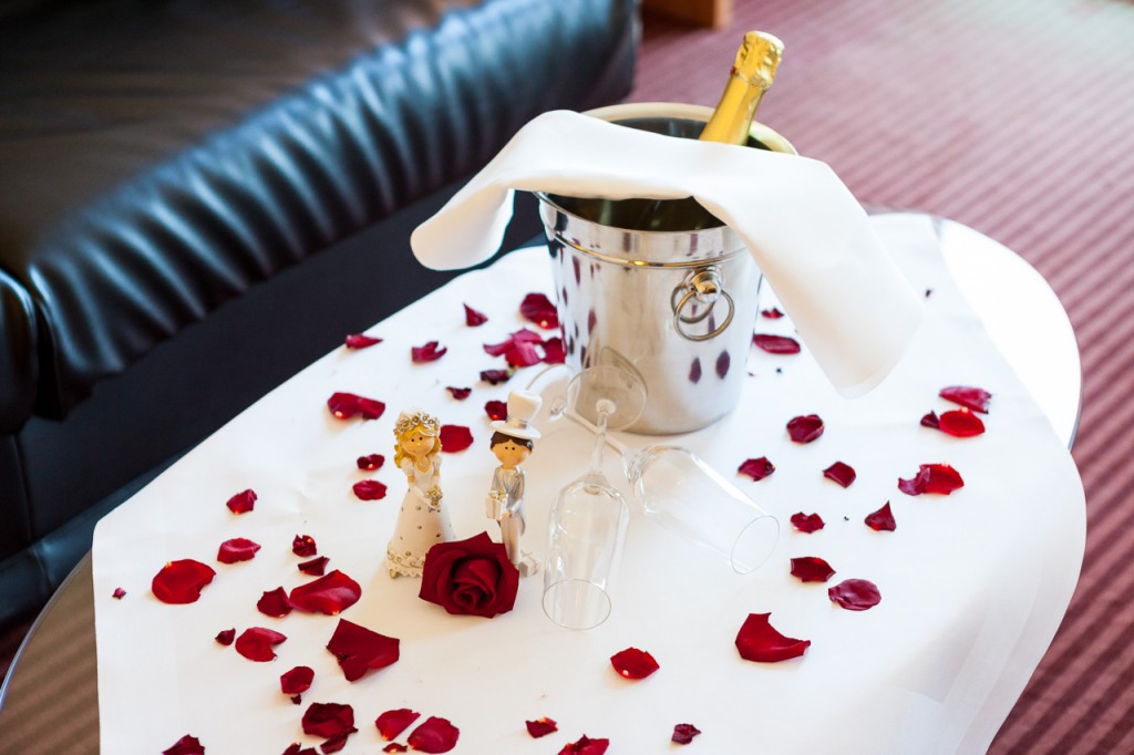 Hochzeitsnacht mit Sekt und Hochzeitdeko