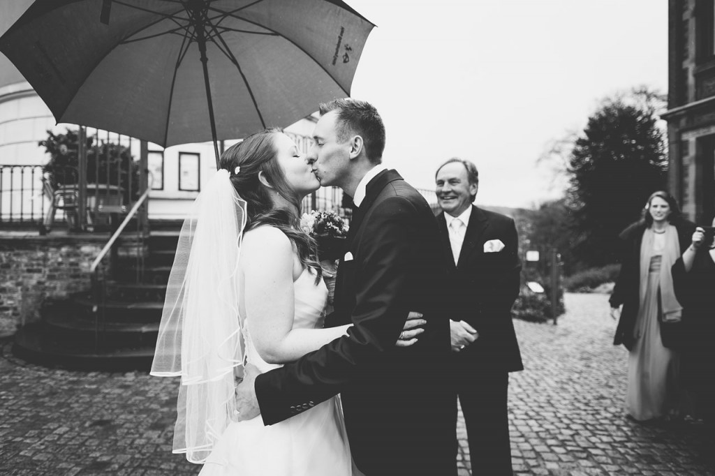 hochzeit am elisenturm im regen