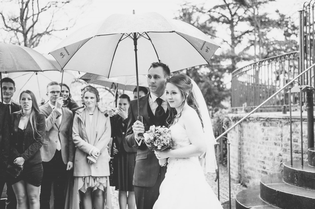 hochzeitspaar am elisenturm mit regenschirm