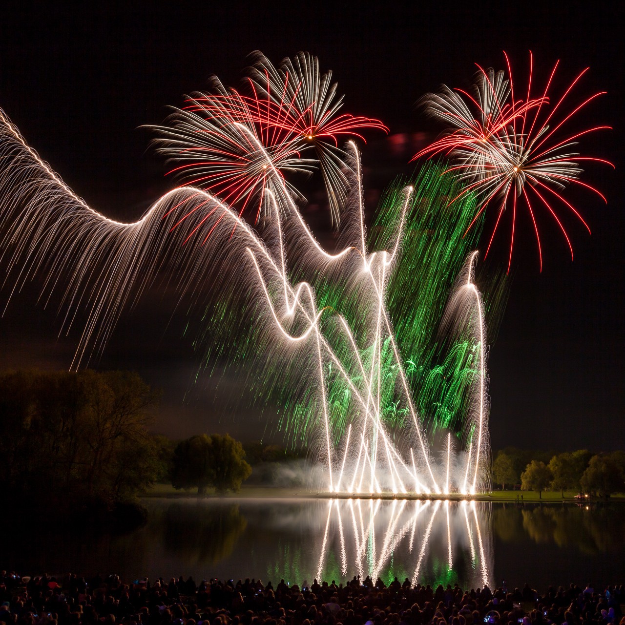 steigende kronen rhein in flammen