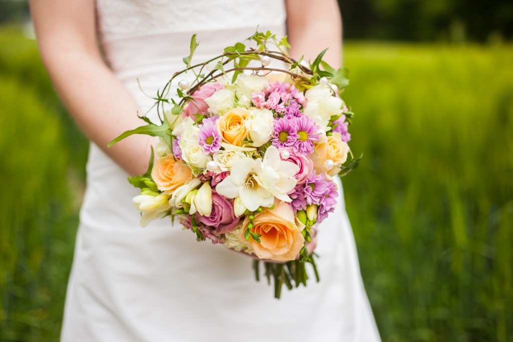 Hochzeitsfoto mit buntem Blumenstrauss