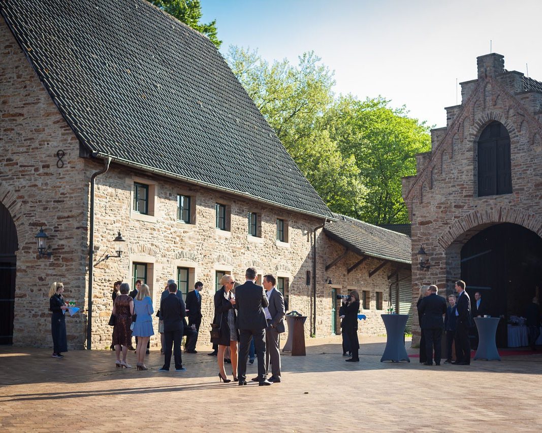 Haus Opherdicke Scheune Hochzeit NRW draussen