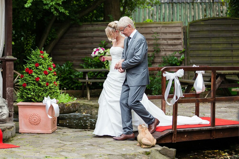 Braut und Brautvater bei Hochzeit