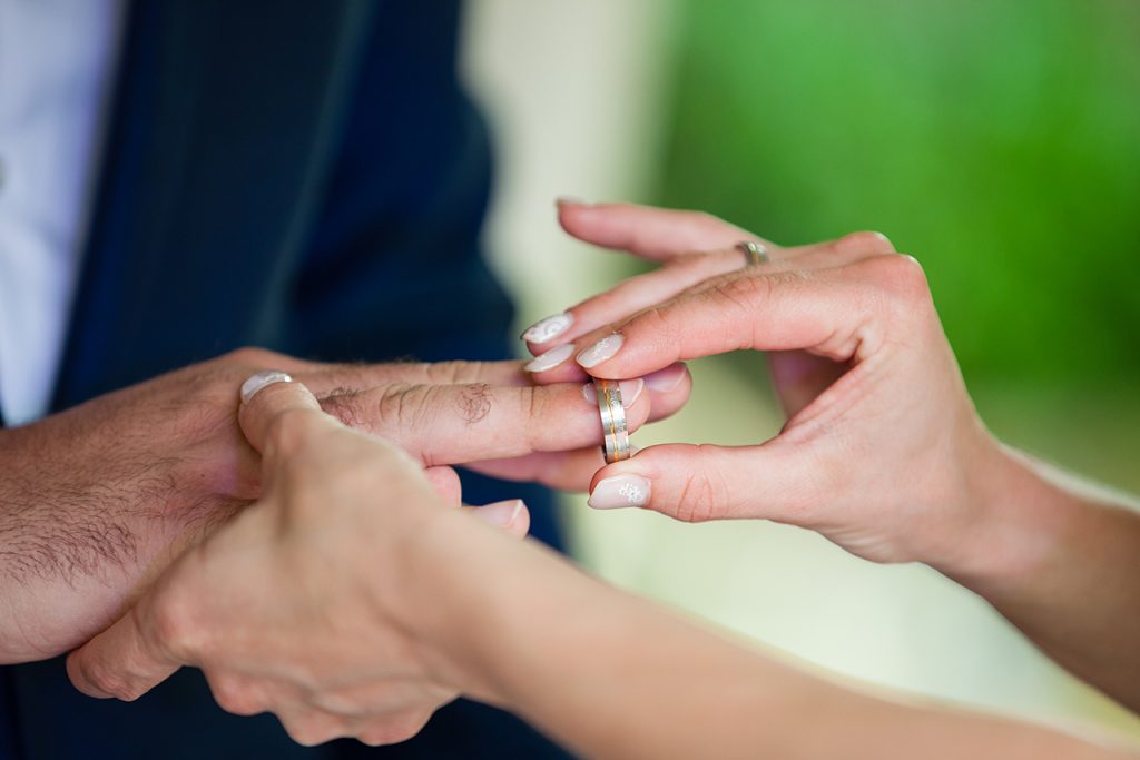 Ehering an Hand stecken heiraten