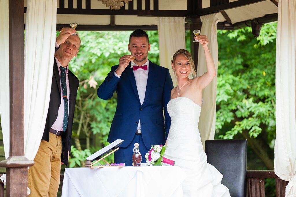 Hochzeit Gut Hahn Sekt nach Trauung