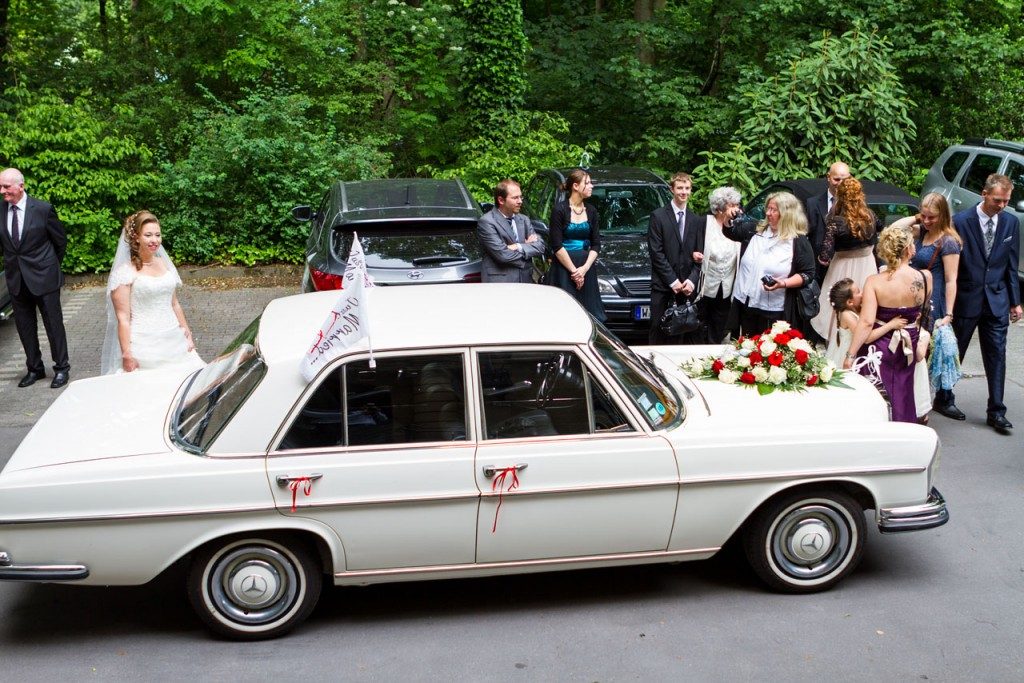 henkelsschloesschen wuppertal trauung hochzeitsauto