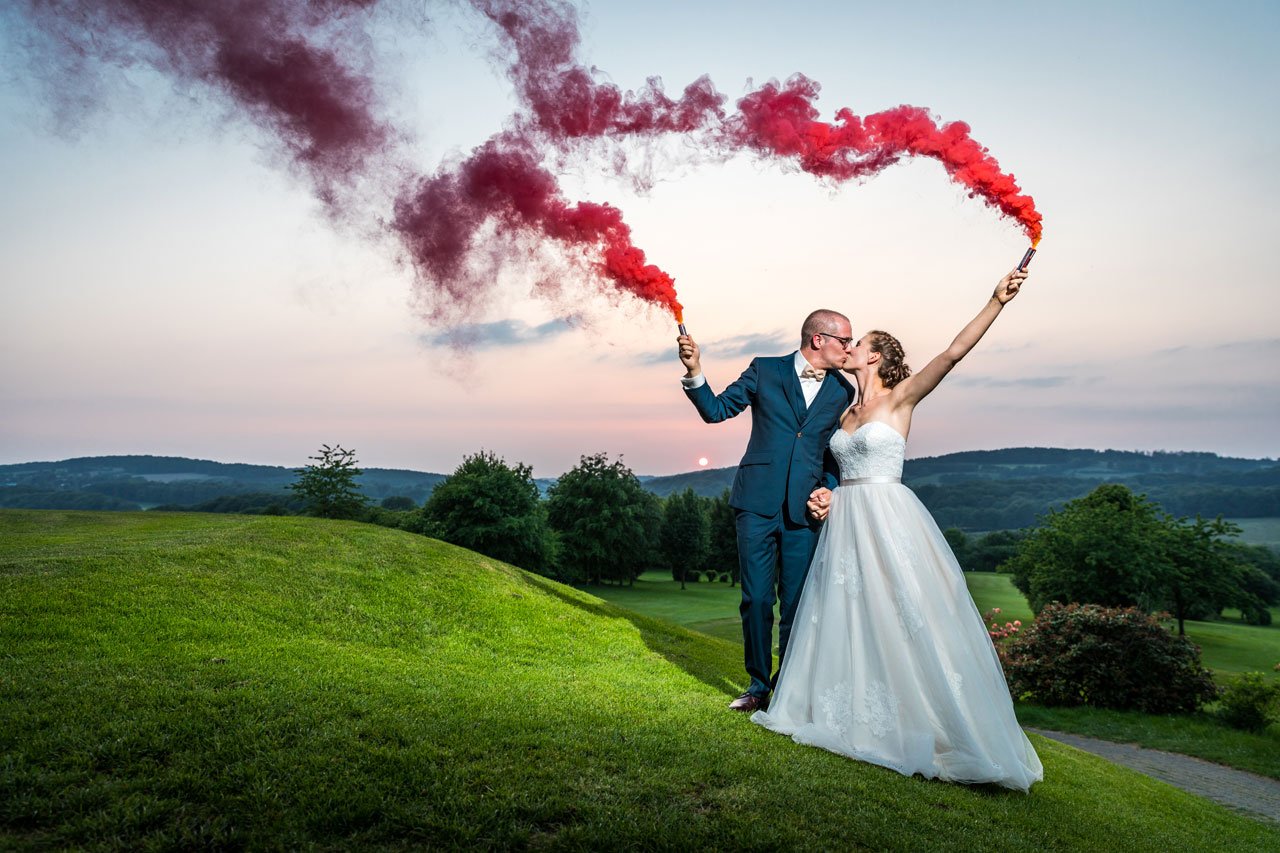 besondere Hochzeitsfotos mit roten Rauchfackeln