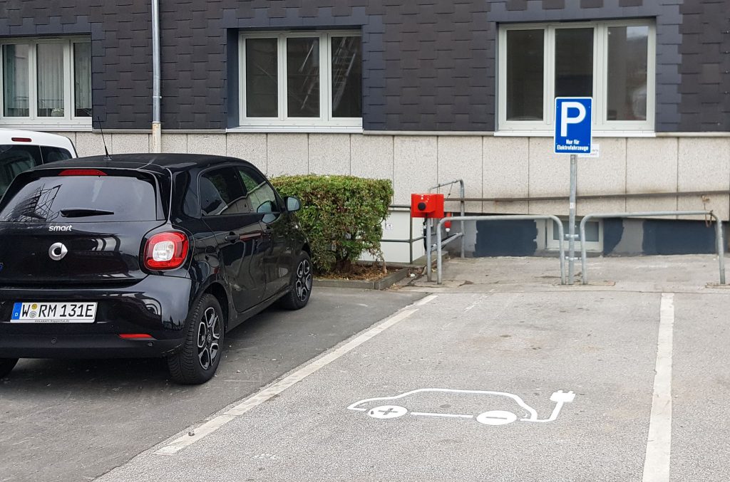 Elektroauto Erfahrungen kostenlos parken