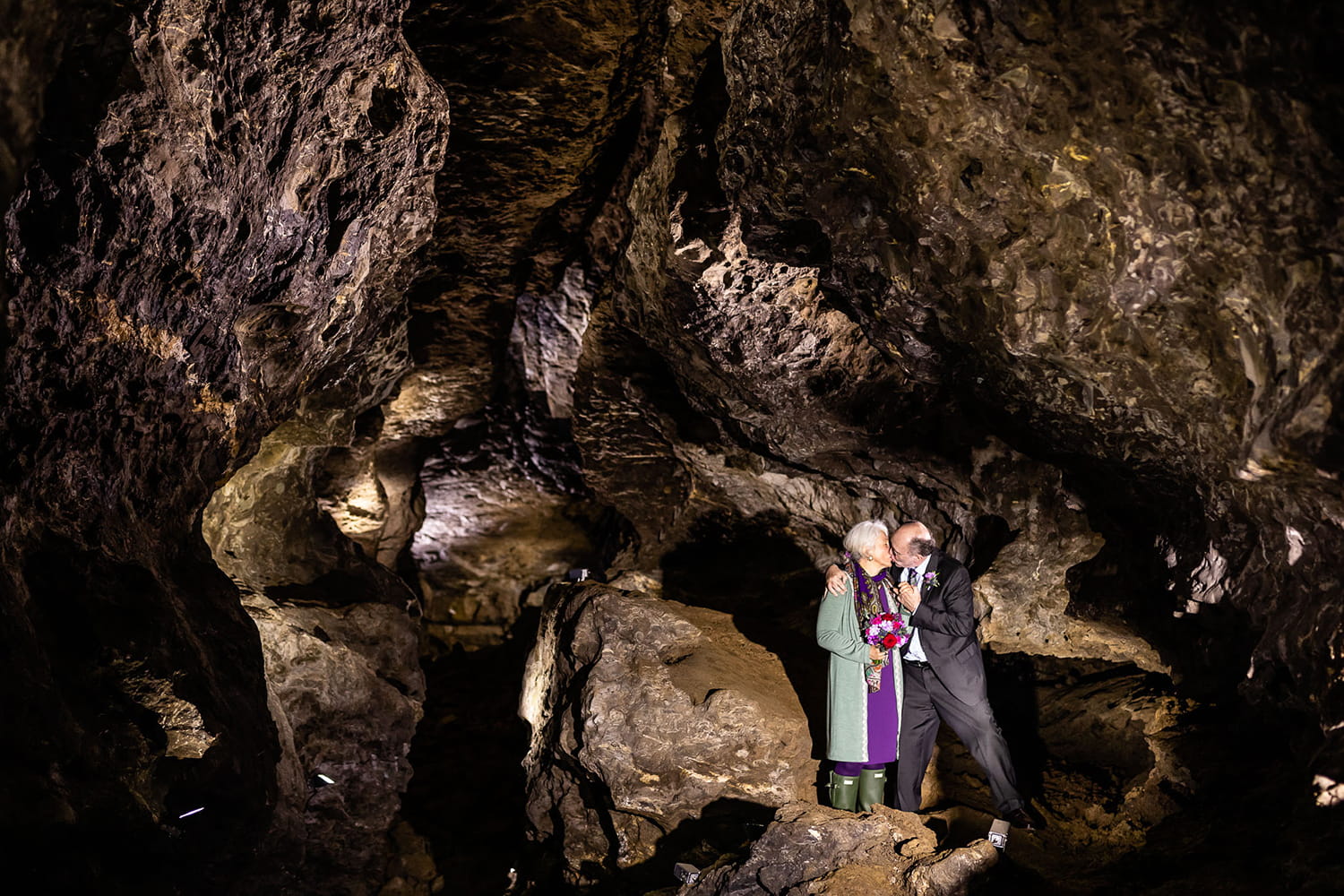 hochzeitsfotos höhle brautpaar Kussfoto