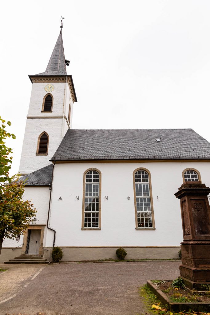 weiße Johannes-Kirche in Ennepetal Voerde