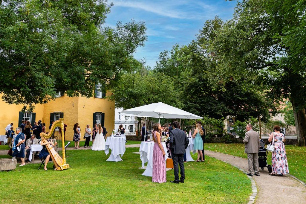 Schloss Lüntenbeck Sektempfang auf grüner Wiese