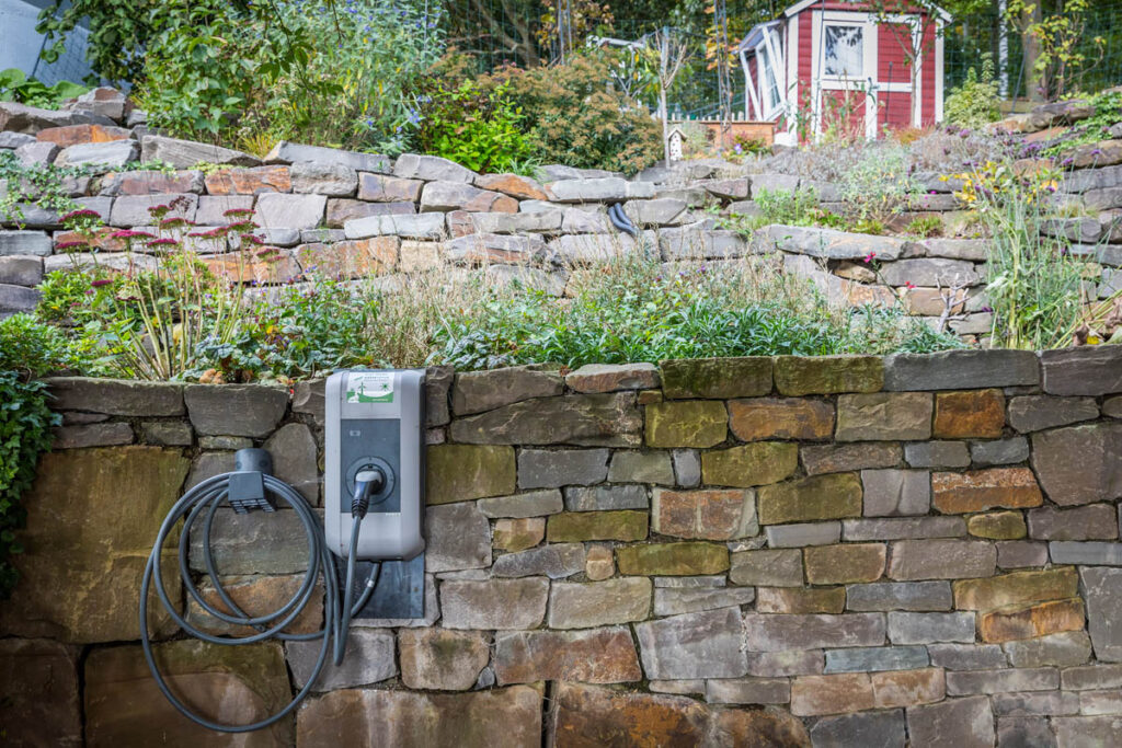 wallbox wuppertal natursteinmauer