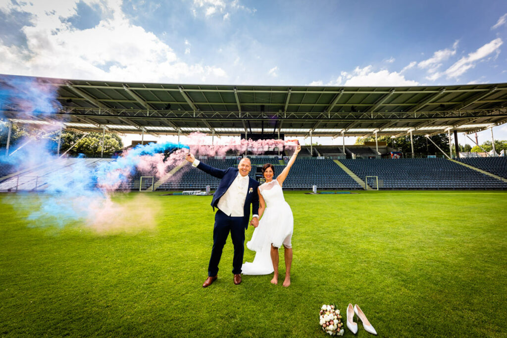 hochzeit rauchfackeln stadion brautpaar