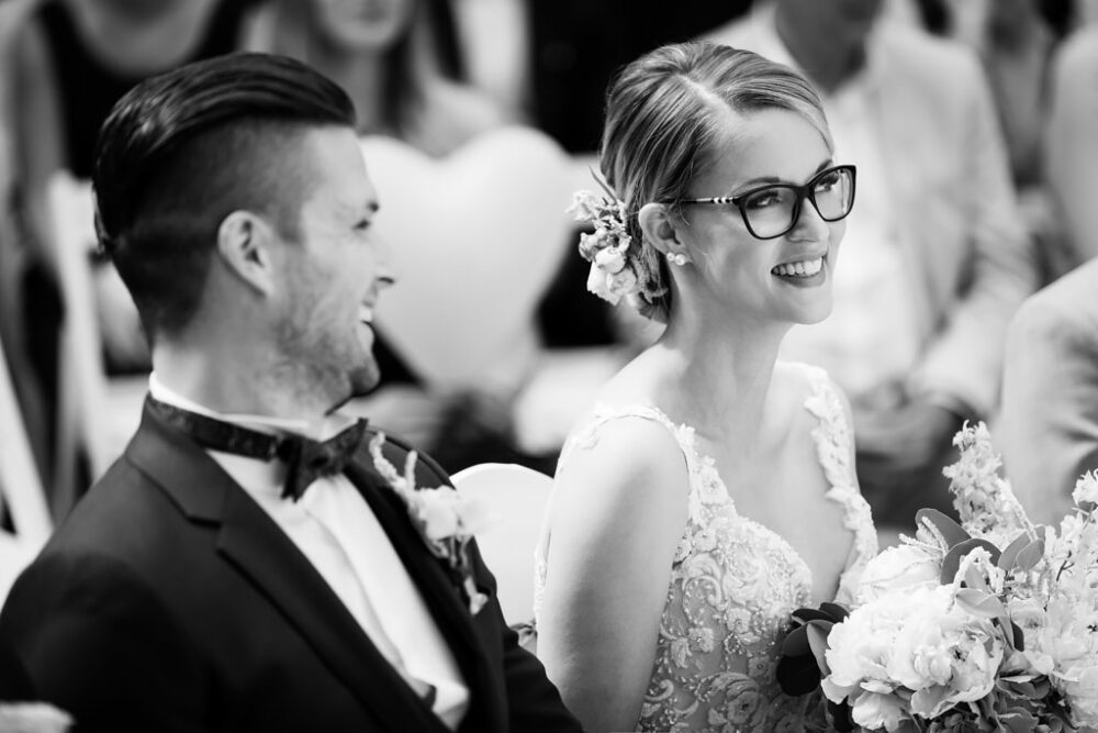 fotograf standesamtliche trauung hochzeitspaar schwarz weiss