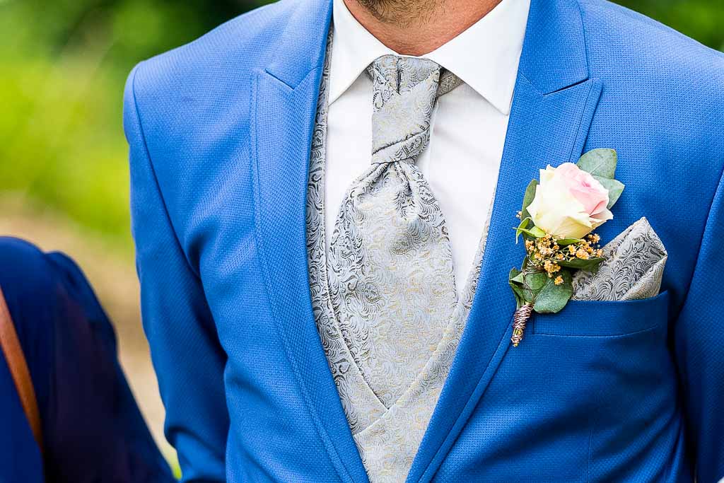 krawatte und einstecktuch beim Bräutigam