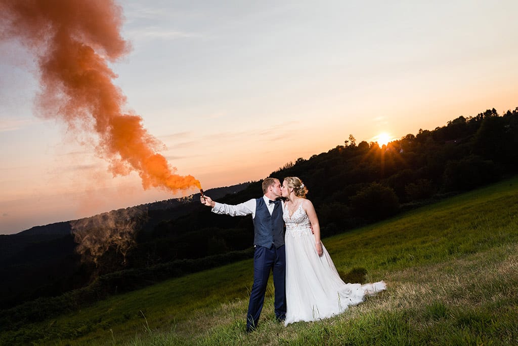 rauchbomben shooting sonnenuntergang hochzeitspaar