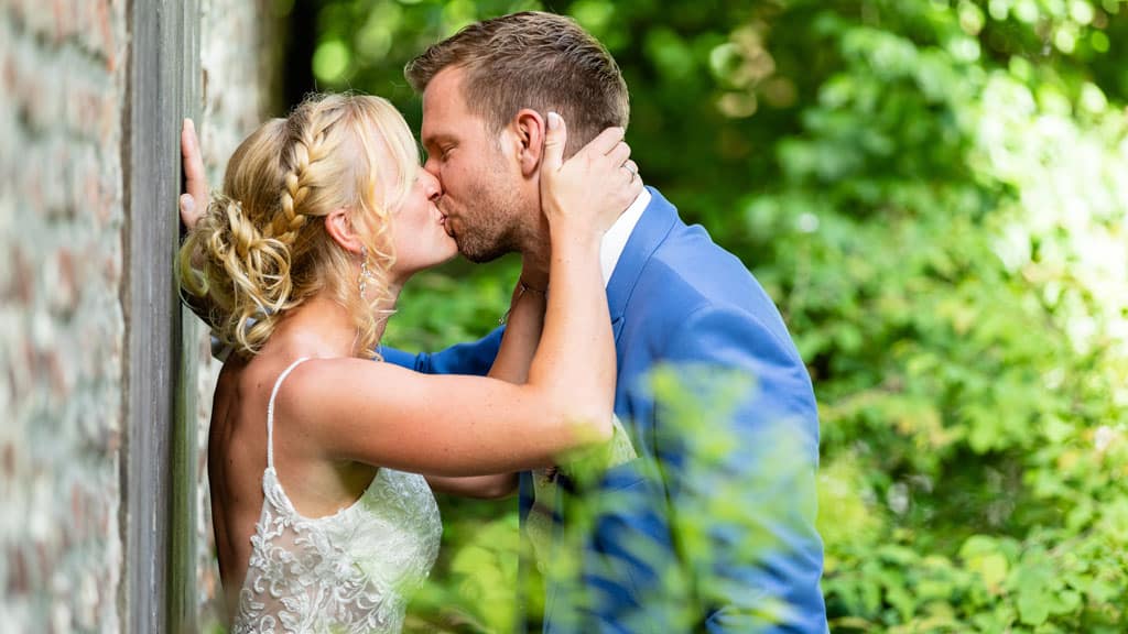 fotoshooting hochzeit brautpaar entspannt