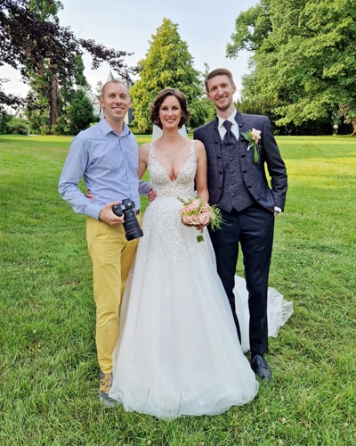 hochzeitsfotograf malte reiter mit brautpaar in solingen schloss gruenewald