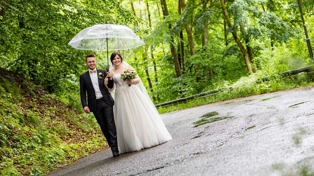 hochzeitsfotos regen tipps dursichtiger regenschirm