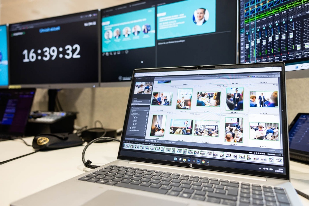 Live-Bildbearbeitung und Sortierung von Eventfotos auf einem Laptop während der Veranstaltung